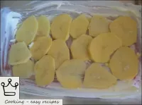 Patatesleri forma koy. Patates tabakasını hafifçe ...