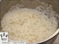 如何用肉和米制备胡椒：为了制作肉末，将米饭煮至半煮熟。为此，必须冲洗大米，倒入大量水（在1份大米上添...