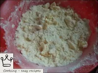 Place the oil in the flour and cut it into small p...
