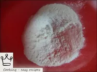 如何制作泡泡比薩面團：面粉篩查。...