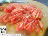 トマトをくさびに切ります。...