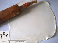 Раскатать тесто для чебуреков до толщины 1-2 мм, п...