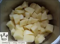 Kartoffeln schälen, waschen, in Stücke schneiden. ...