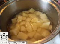 Suyun patatesleri hafifçe kaplaması için soğuk su ...