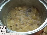 Patatesle pişirilmiş mantarlar hazır. ...