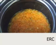 將洋蔥和胡蘿蔔放入鍋中，倒入半面包水，用低火煮5分鐘。...