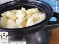 감자를 양파와 당근 냄비에 넣으십시오. ...