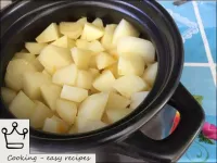 用低火煮熟，攪拌直至馬鈴薯煮熟20分鐘。...