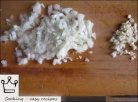 Peel the onions and garlic, wash and finely chop. ...