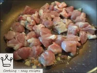 用豬油或藍精油炸肉。用中火烘烤，攪拌至金黃色。...