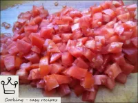 Lavar los tomates, cortar finamente. ...