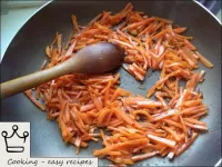 Морковь обжарить на среднем огне, помешивая, 2-3 м...
