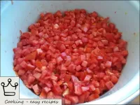Zerkleinerte Tomaten über Pfeffer verteilen. ...