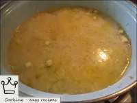 Kochen Sie den Wasserkocher. Oben Reis mit kochend...