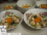 小心翼翼地從肉湯中取出魚片，放在盤子上或成形。用煮熟的胡蘿蔔，切成鏈條，綠色豌豆，歐芹綠色裝飾菜肴。...