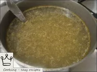 温かい水に浸した、緊張したスープに膨らんだゼラチンを加え、沸騰させるが、沸騰しない（ゼラチンが溶ける...