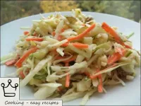 Салат из капусты с морковью и солеными огурцами...