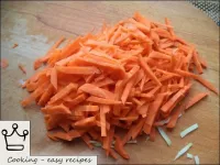 Nettoyer les carottes, laver. Coupez les carottes ...