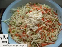 Salate l'insalata e versatela con la maionese (o c...