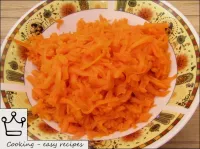 將胡蘿蔔在果皮中煮熟（煮熟30分鐘）。清除。在大鉆頭上摩擦。土豆和胡蘿蔔磨成單獨的盤子！...