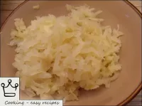 Cozinhar as batatas em couro (cozinhar quando ferv...