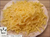 奶酪也磨成一个单独的盘子。...