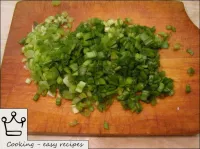 將綠色的洋蔥洗凈並切成薄片。...