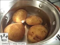 감자를 유니폼으로 끓입니다. 이를 위해 감자를 씻고 찬물을 부어 끓입니다. 익을 때까지 뚜...