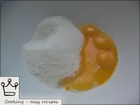 卵黄をタンパク質から分離します。黄身に砂糖を加える。...