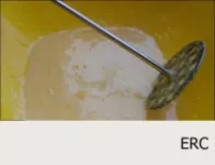 사과로 팬케이크를 만드는 방법: 노른자에서 분리 된 단백질. 노른자를 설탕으로 문지릅니다....