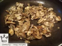 En remuant, frire les champignons jusqu'à ce que t...