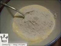 Mezclar crema agria con harina. ...