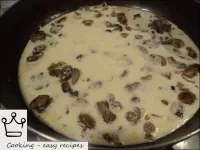 Verser le mélange sur une casserole de champignons...