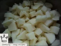 Peel the potatoes, wash, cut into pieces. ...