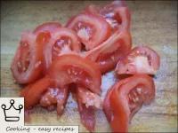 Frische Tomaten waschen, in Scheiben schneiden. ...