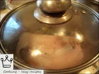 Couvrir la casserole de poisson avec un couvercle ...
