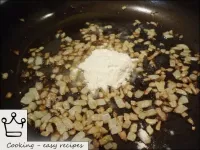 Ajouter ensuite la farine à l'oignon. Faire frire ...