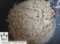 如何煮雞蛋粥：用冷水沖洗大麥谷物。在喀山煮水，撒鹽。打開烤箱。...