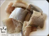أثناء طهي البطاطس، قم بتحضير السمك: قم بإزالة الدو...