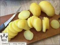 Gekochte Kartoffeln schälen und in 3 mm dicke Krei...