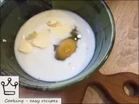 Combinar el huevo crudo con leche y mantequilla su...