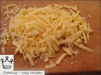 Rallar el queso en un rallador grande. ...