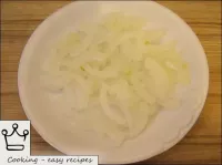 將沙拉成分按以下順序分層放在平盤上：首先是洋蔥。...