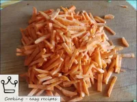 Peler les carottes, les laver et les couper en pai...
