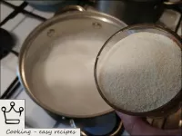 在沸騰的牛奶中，不斷阻塞，用細細的噴射將洗碗的谷物浸泡（以免形成腫塊）。...