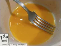 將蛋黃與蛋白質分離。用叉子砸蛋黃。...