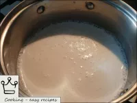 煮米香腸。為此，將牛奶（或水）煮沸，加入鹽和糖。...