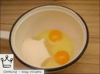 How to make custard classic: Eggs are mixed with s...