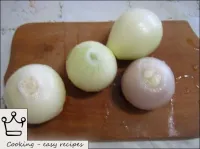 돼지 고기 케밥 매리 네이드를 만드는 방법: 양파를 껍질을 벗기고 씻으십시오. ...