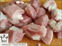 Tagliare la carne in cubetti con lato 1-1, 5 cm...